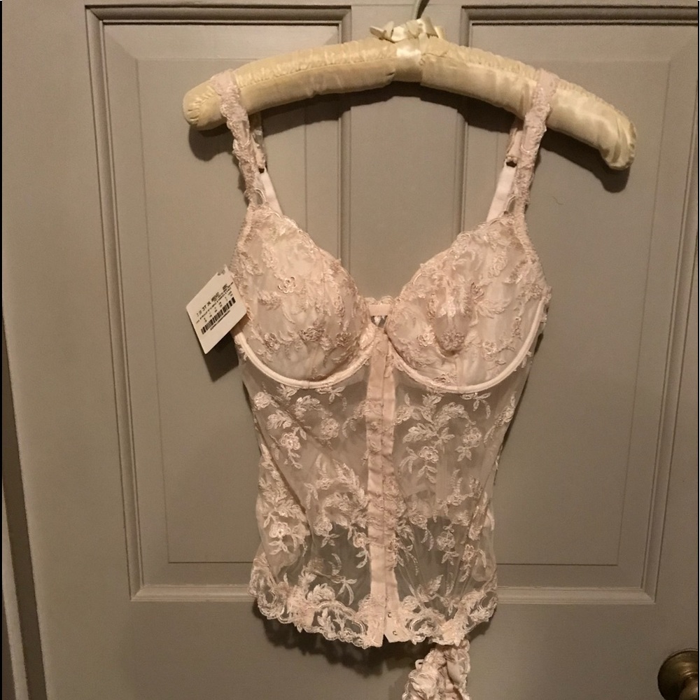 LaPerla creme color  front hook lace bustier w detachable garters.